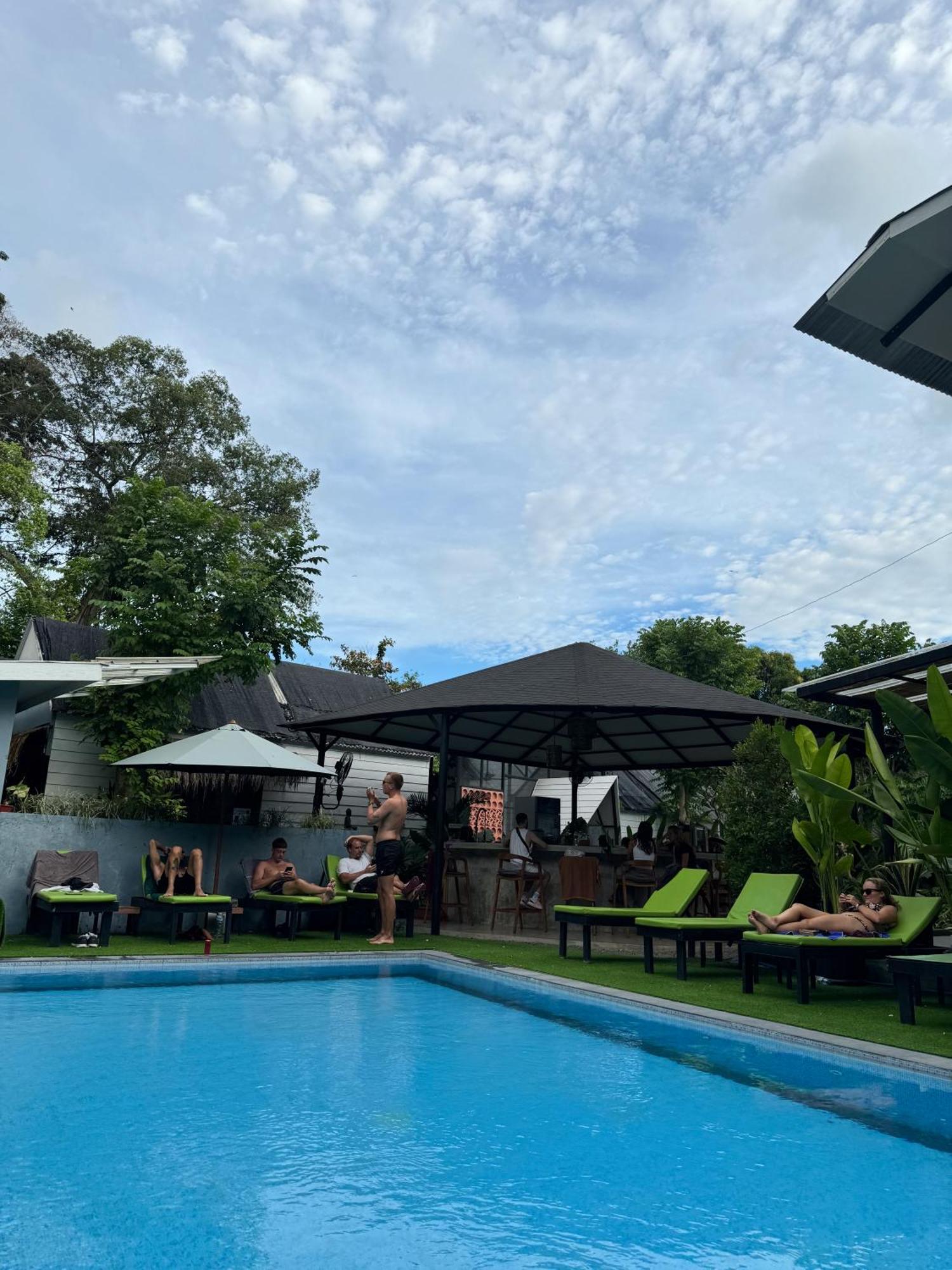 The Jungle Hostel Canggu Buitenkant foto