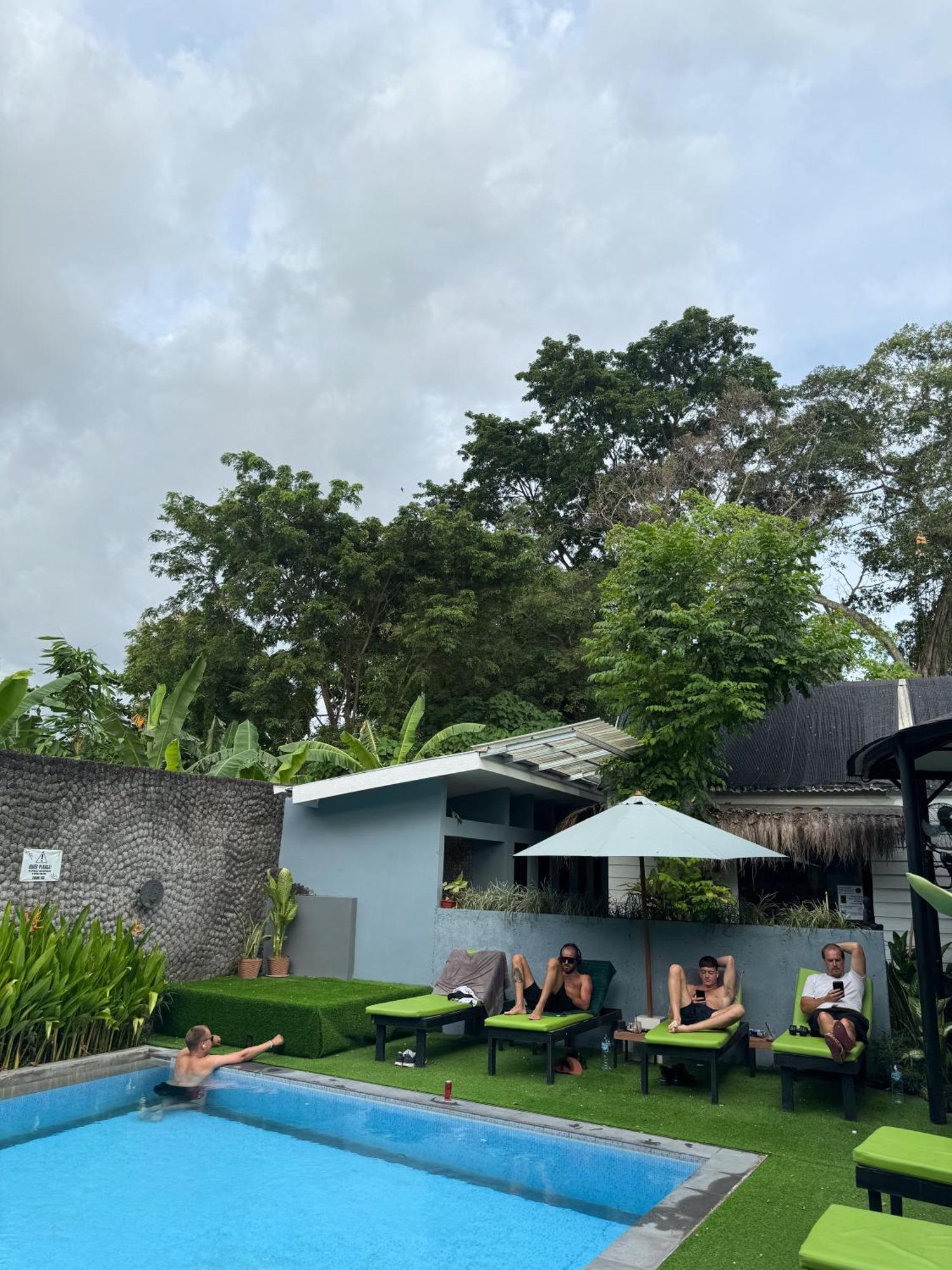 The Jungle Hostel Canggu Buitenkant foto