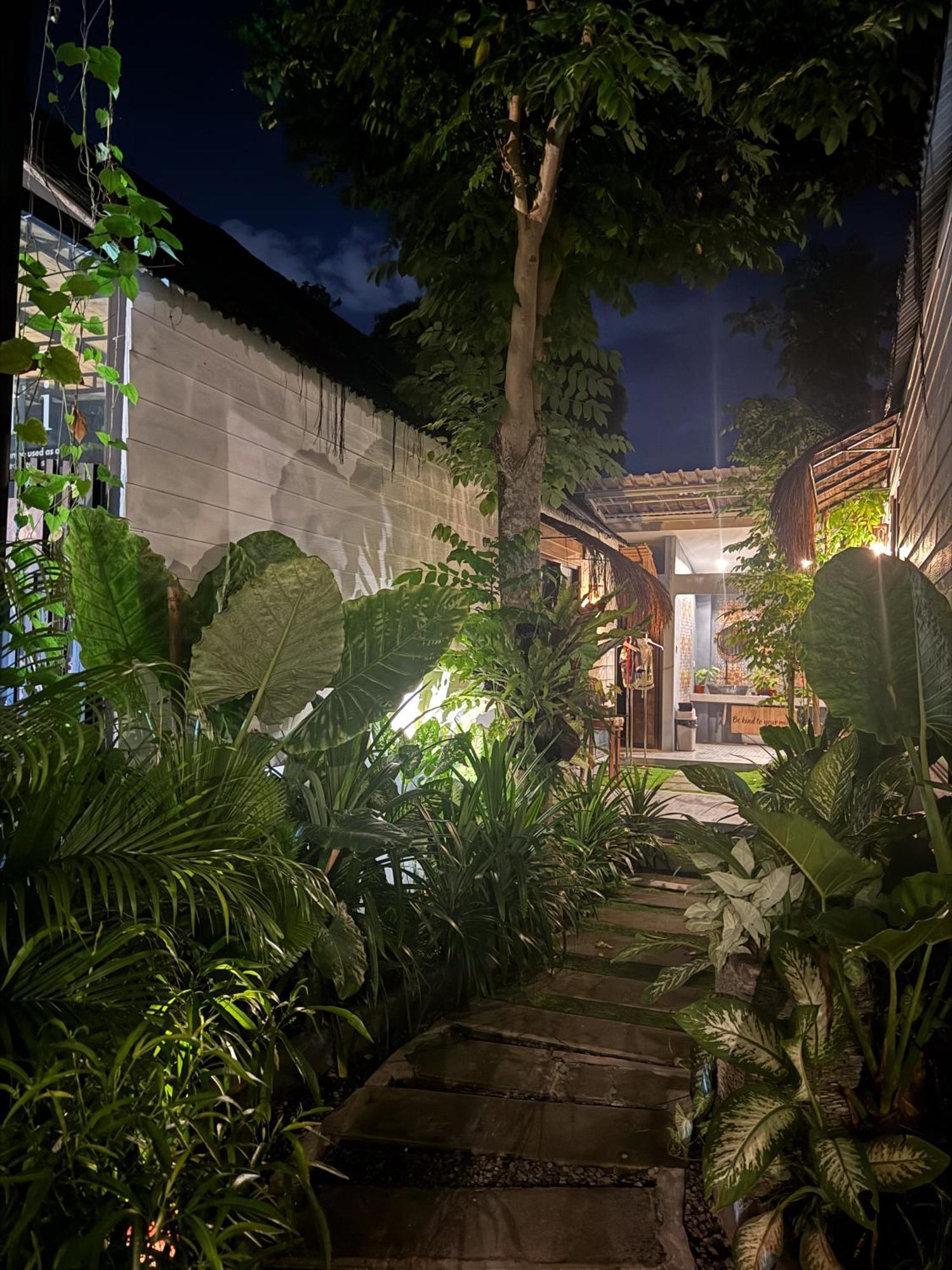 The Jungle Hostel Canggu Buitenkant foto